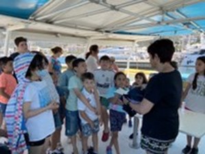 Alumnos del Centre Obert recorren el litoral de Roses en catamarán para conocer el entorno marino.