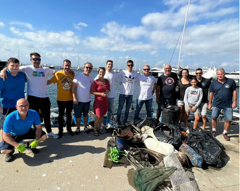 La limpieza del fondo marino del Port Esportiu recoge 370kg de residuos. 23/10/2022