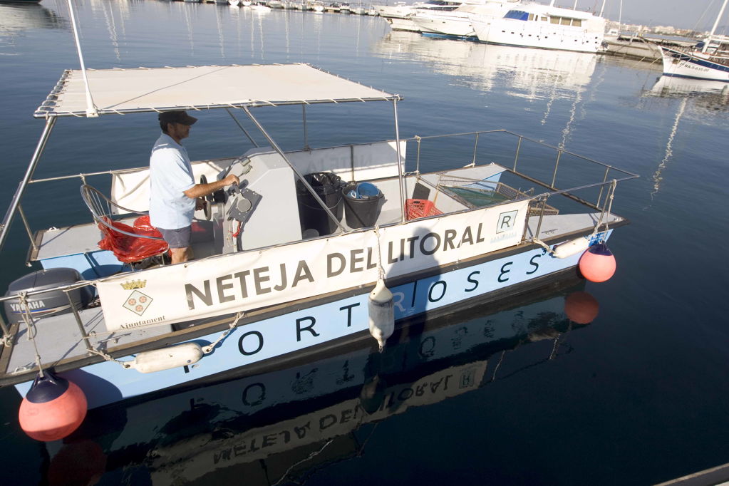 Roses ha retirat en tres mesos 3.554 quilos de deixalles del mar, la majoria plàstics 