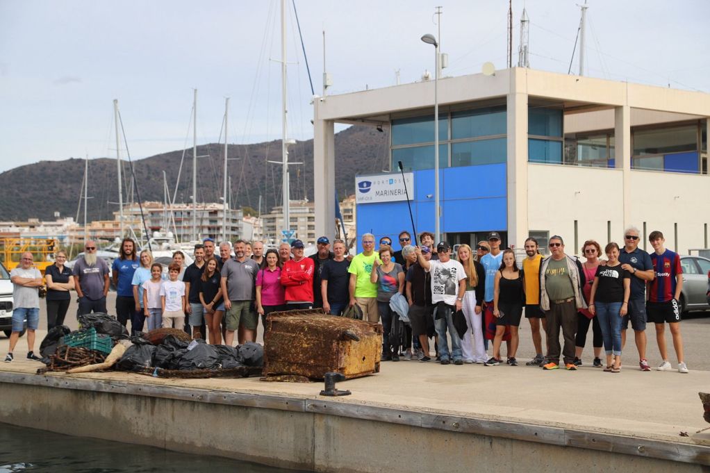 La limpieza del fondo marino del Port Esportiu recoge 610 kg de residuos más el contenedor. 