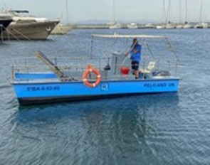 El “PELICAN UN” inicia el servicio de limpieza de residuos flotantes en el litoral.