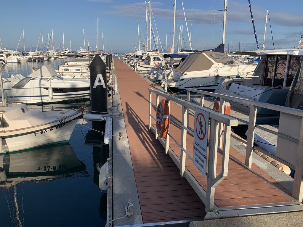 Es renoven els pantalans del Port Esportiu de Roses amb nou material ecològic i més segur