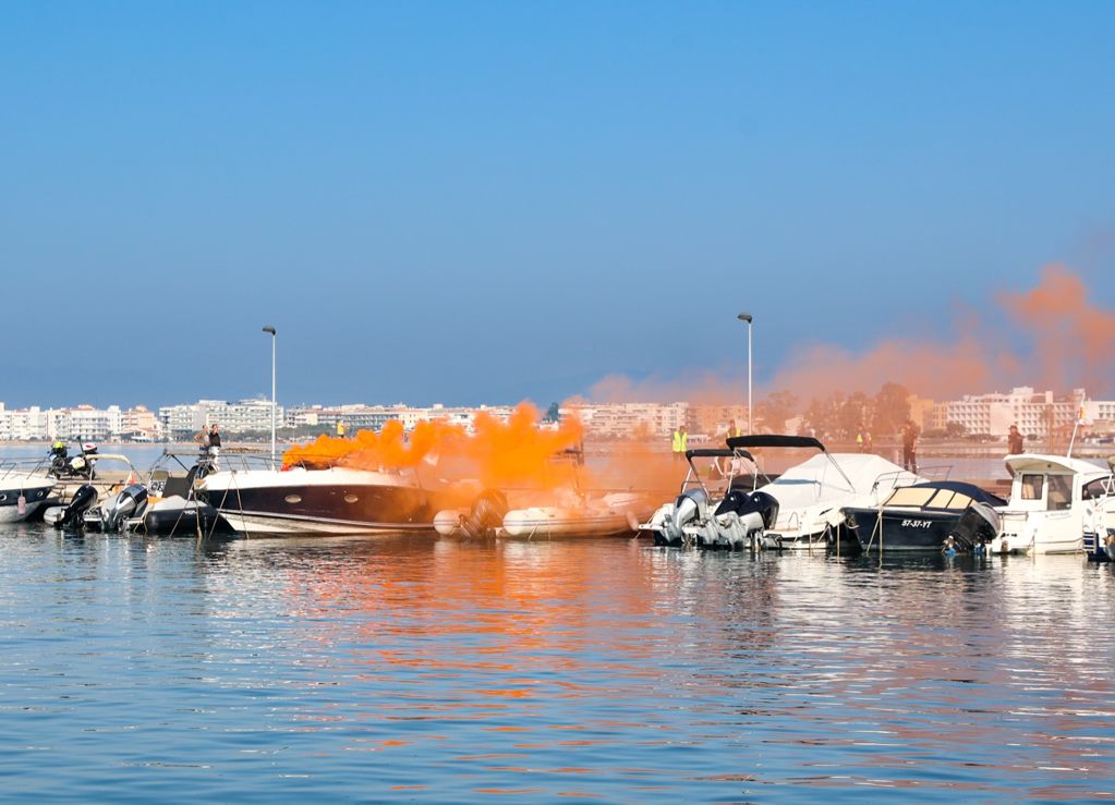 Fire drill on a pleasure boat in the port of Roses.