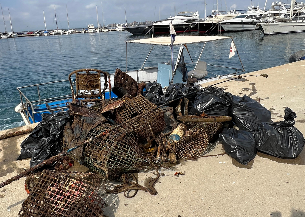 La limpieza anual del fondo marino de Port de Roses retira 280 kg de residuos