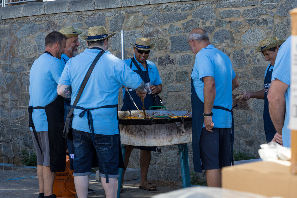Els pescadors de Roses celebren la festa de Sant Pere amb suquet, havaneres, ball i un espectacle lumínic