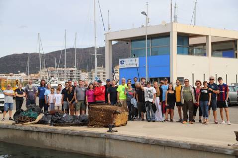 The cleaning of the Port Esportiu seabed collects 610 kg of waste plus the container. 
