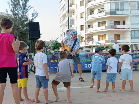 El passeig Marítim s'omple d'activitats gratuïtes per gaudir de l'estiu en família, a peu de platja