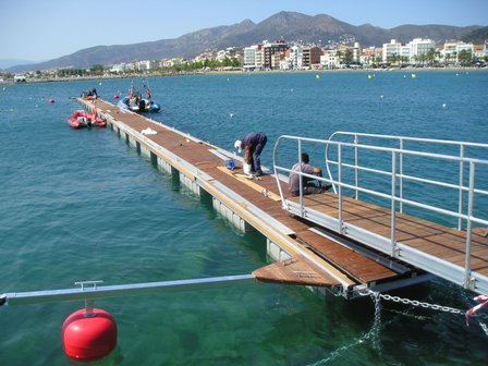 Es posa en funcionament el pantalà estacional del port esportiu de Roses