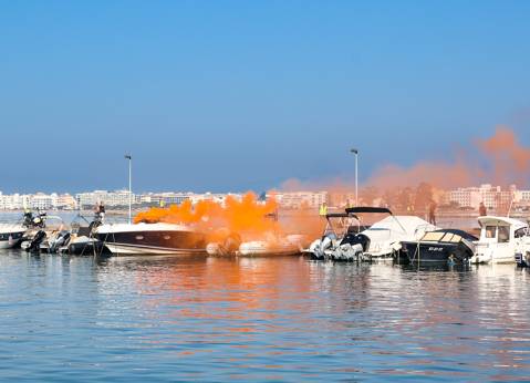 Exercice d'incendie sur un bateau de plaisance dans le port de Roses.