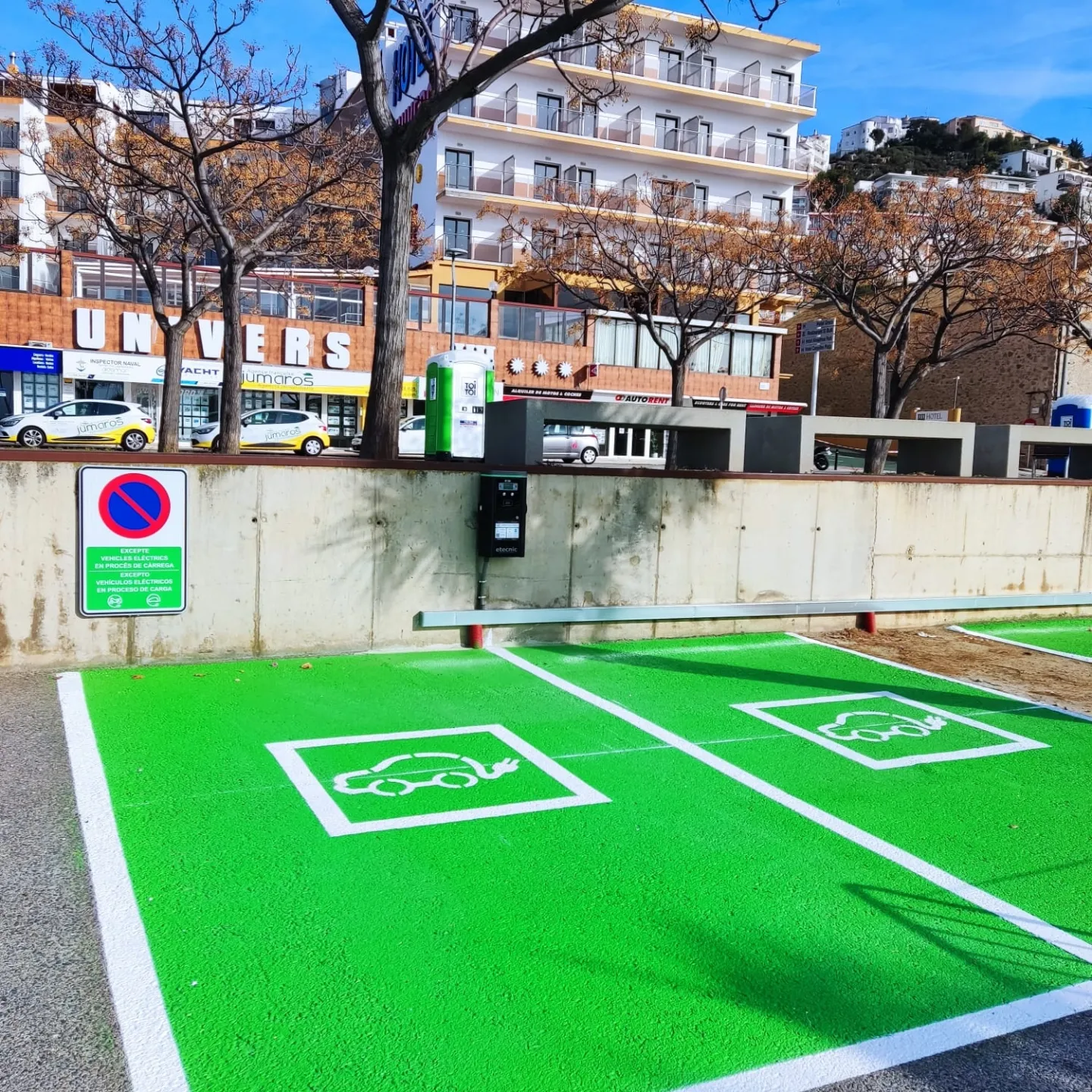 New electric vehicle charging stations at the Roses Marina. 03/03/2023