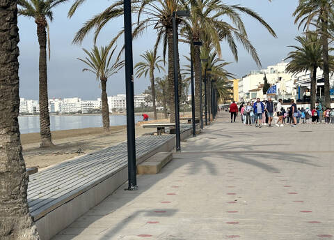 A partir de dilluns, prohibida la circulació de bicicletes, tricicles, patins i patinets pel passeig Marítim de 12 a 24 h